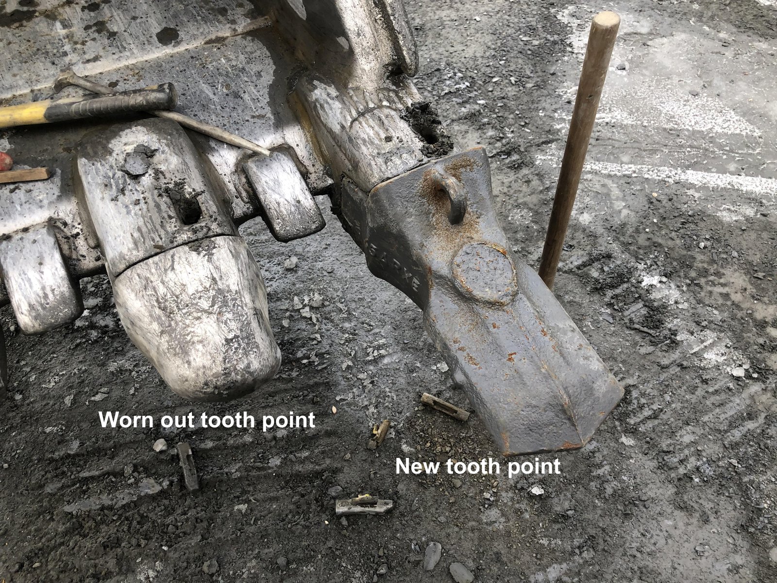 Worn out tooth point compared with a new tooth point, side by side