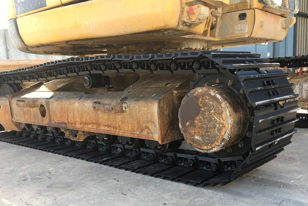 Correctly tensioned excavator track